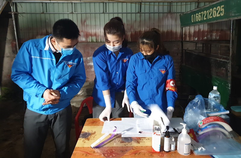 Phó Bí thư Thành đoàn Hà Nội thăm chốt trực phòng chống dịch huyện Đông Anh