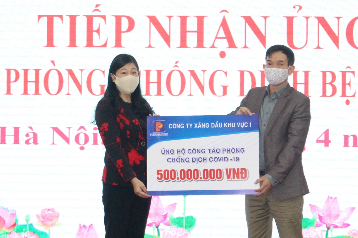 Chủ tịch Ủy ban MTTQ Việt Nam TP Hà Nội tiếp nhận ủng hộ từ các tổ chức, doanh nghiệp, nhà hảo tâm cho công tác phòng, chống dịch Covid-19