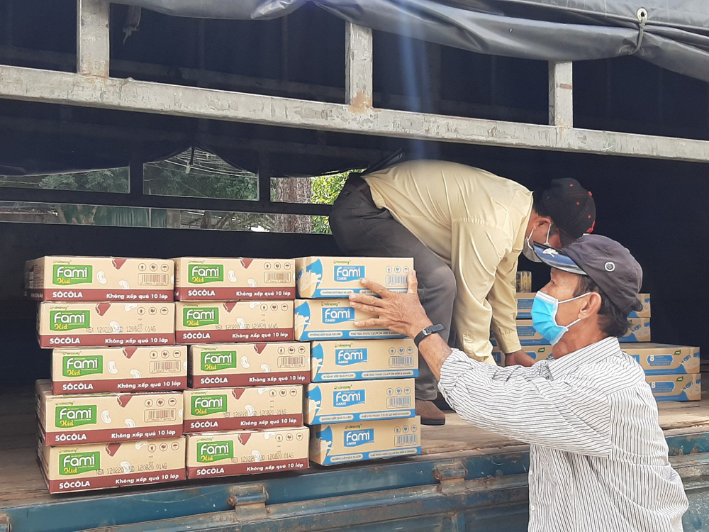 Vận chuyển sữa tới Chốt kiểm dịch Dốc Sõi Bình Sơn - Quảng Ngãi