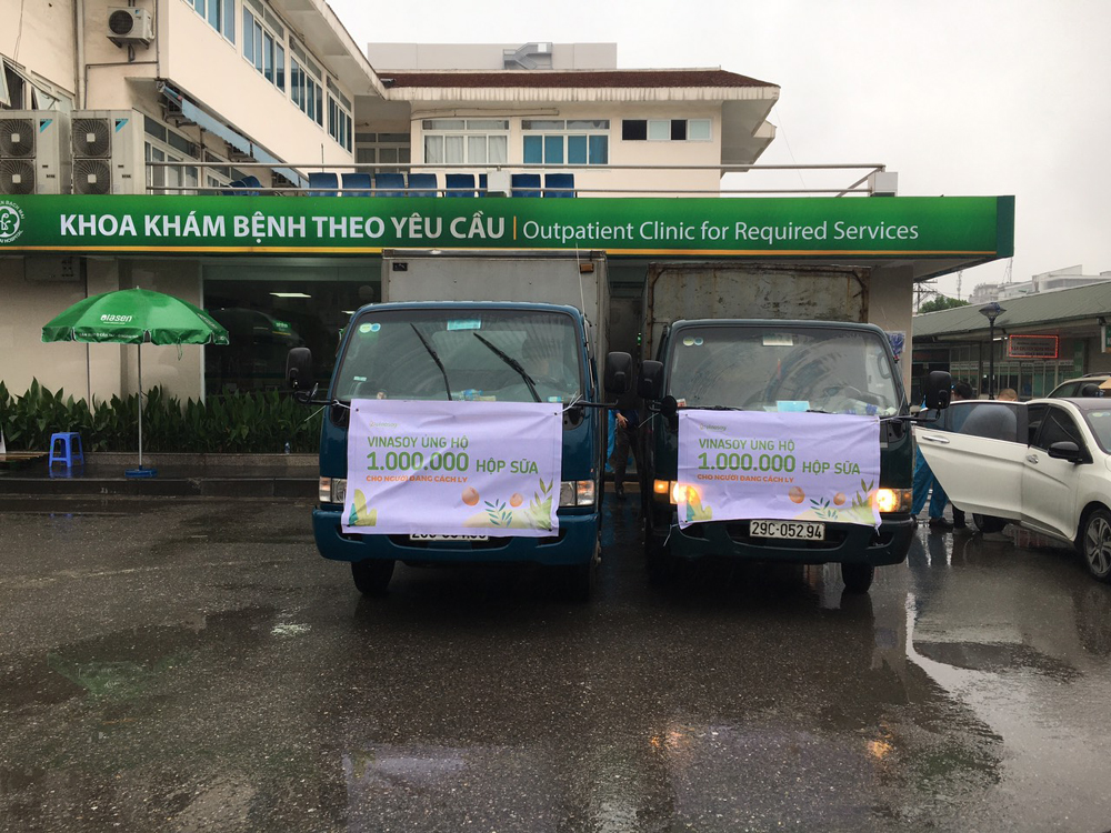 Xe vận chuyển sữa tới Bệnh viện Bạch Mai