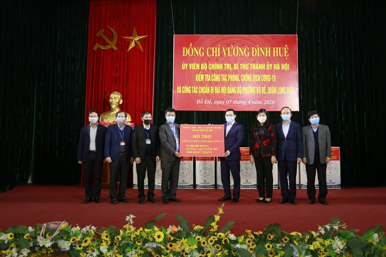 Thành ủy, HĐND, UBND, Ủy ban MTTQ Việt Nam TP Hà Nội tặng 61 triệu đồng, 10 máy lọc nước RO và 1.000 khẩu trang hỗ trợ phường Bồ Đề chống dịch Covid-19