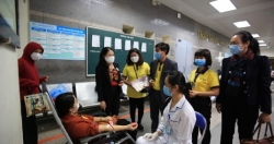 Hội chữ thập đỏ Việt Nam tặng quà bác sỹ, động viên người hiến máu tình nguyện