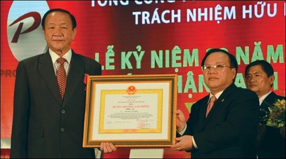 Ông Nguyễn Văn Minh, Chủ tịch HĐQT Tổng Công ty Bình Dương (trái).