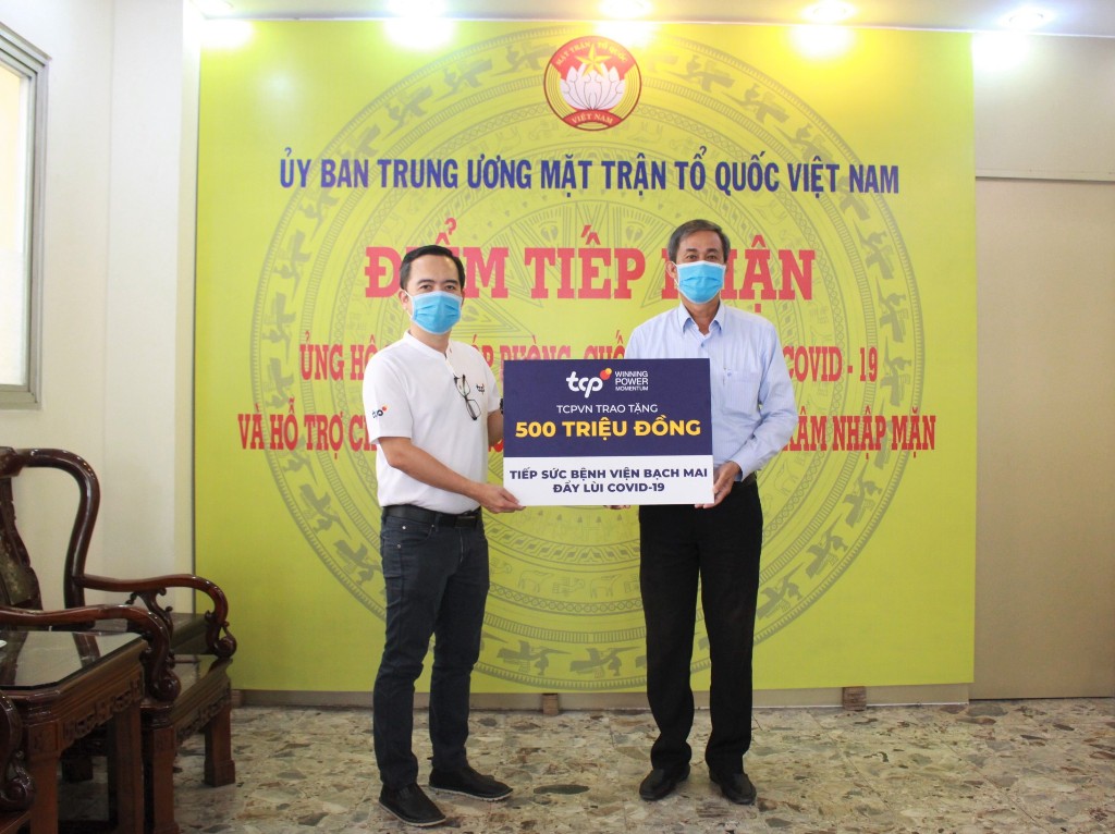 Đại diện TCPVN trao tặng 500 triệu đồng cho BV Bạch Mai