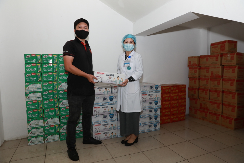 Nestlé Việt Nam trao tặng sản phẩm hỗ trợ công tác phòng, chống dịch Covid-19 tại Bệnh viện đa khoa Hà Đông, Hà Nội