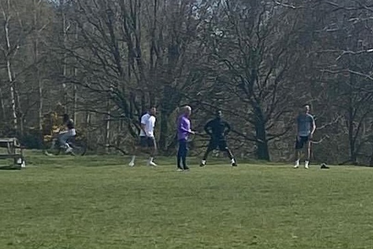 HLV Mourinho bắt học trò tập ngoài công viên, vi phạm quy định cách ly