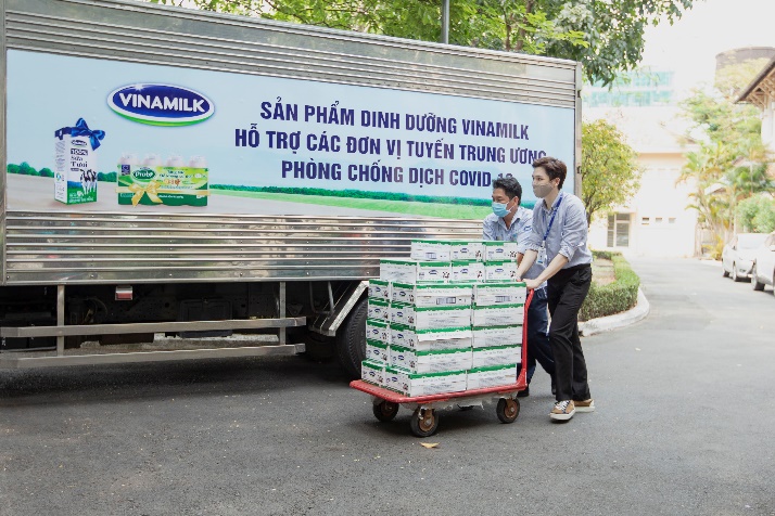 Cũng trong ngày 8/4, các sản phẩm Vinamilk cũng đã được trao tận tay hơn 300 cán bộ, nhân viên đang công tác tại Viện Pasteur TP HCM