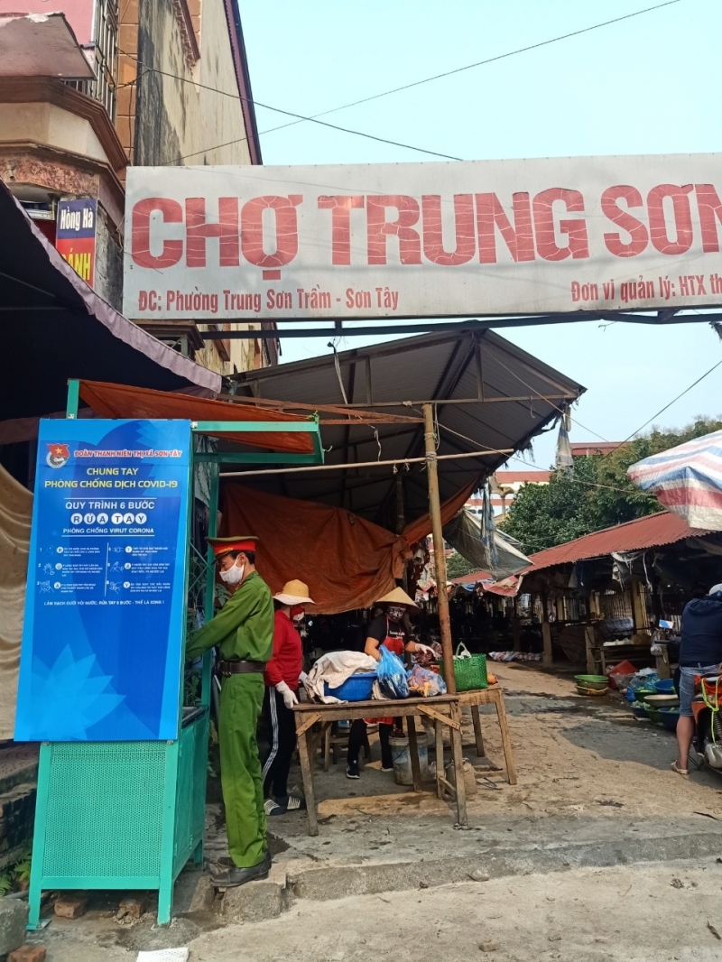 Trạm rửa tay được đặt trước cổng chợ Trung Sơn Trầm