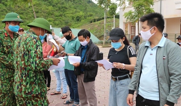 59 công dân được trao giấy chứng nhận hết thời hạn cách ly tại khu cách ly Trường phổ thông Dân tộc nội trú THCS huyện Kỳ Sơn (Ảnh: Lữ Phú)