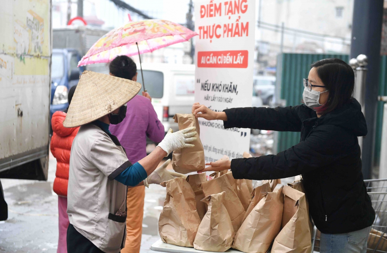 “Nếu khó khăn, hãy lấy 1 gói…”: Thêm những điểm từ thiện ấm lòng giữa đại dịch