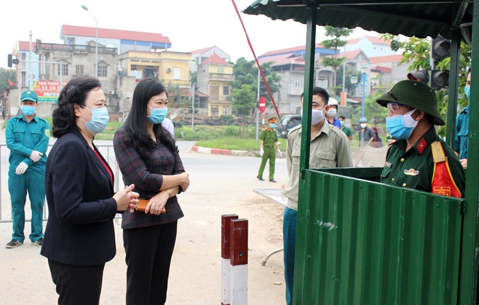 Lãnh đạo thành phố động viên các lực lượng làm nhiệm vụ tại chốt kiểm tra cách ly