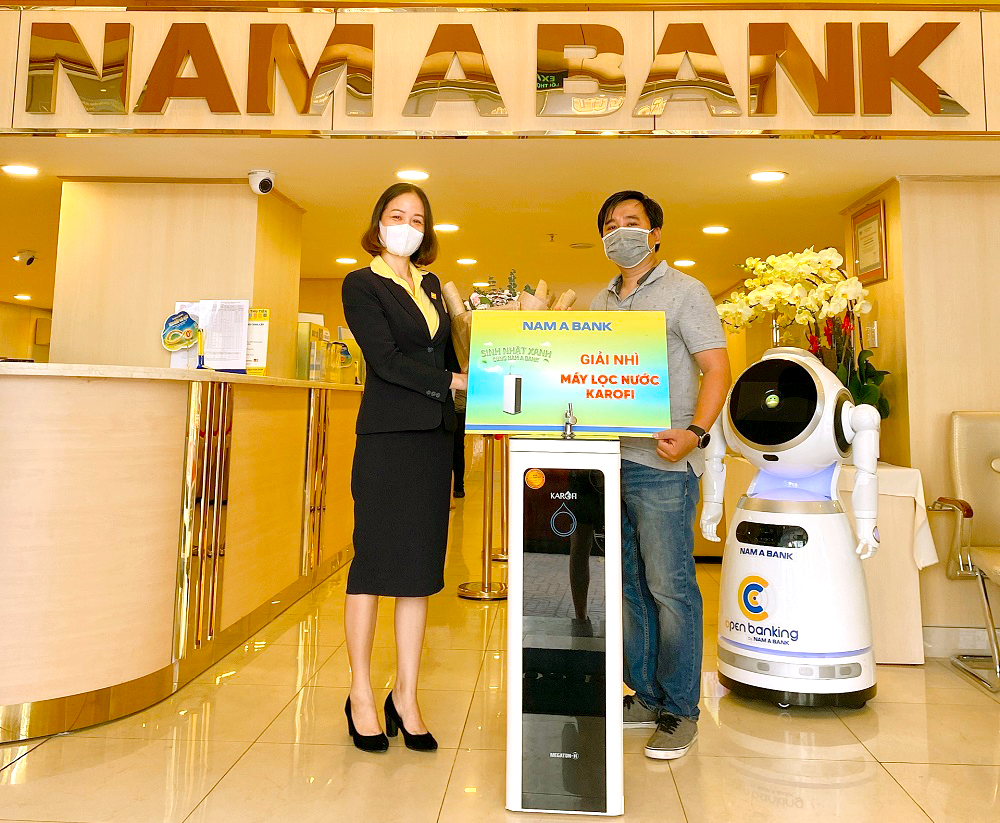 Ông Hồ Đắc Hòa (khách hàng Nam A Bank An Đông) là một trong 5 khách hàng trúng thưởng giải Nhì của chương trình là máy lọc nước Karofi