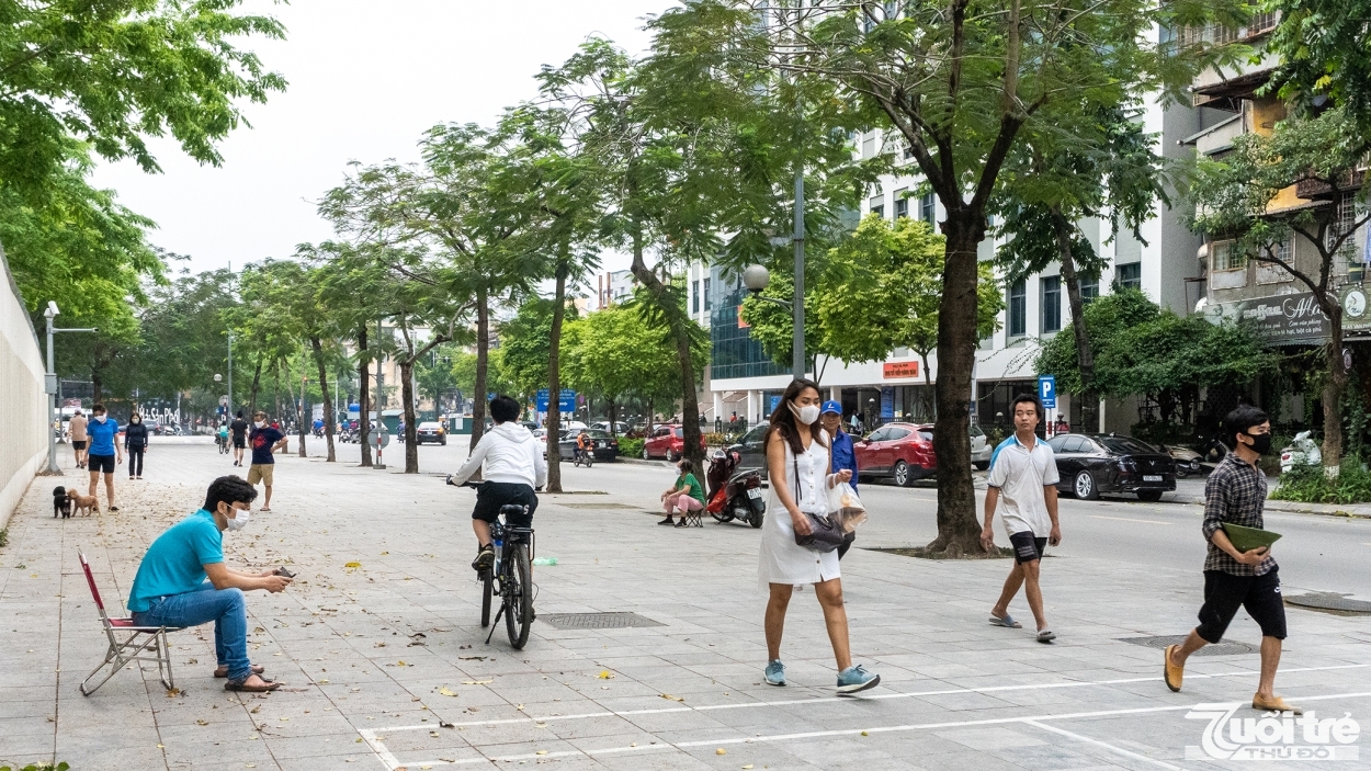 Dọc phía vỉa hè này mặc dù đông người qua lại nhưng không thấy xuất hiện của băng rôn, khẩu hiệu tuyên truyền phòng chống dịch