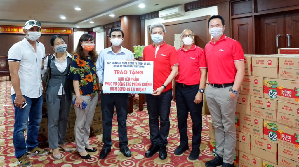 Đại diện URC Việt Nam và các doanh nghiệp thuộc PRO Việt Nam ủng hộ nhu yếu phẩm cho các khu cách ly