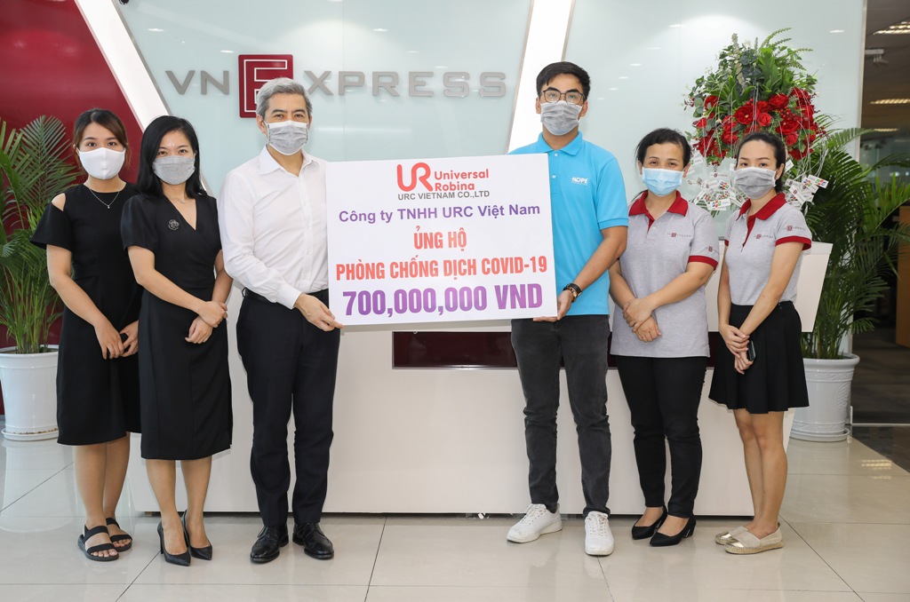 Ông Laurent Levan, Chủ tịch và Tổng Giám đốc URC Việt Nam ủng hộ 700 triệu đồng cho Quỹ Hy vọng của báo VNExpress