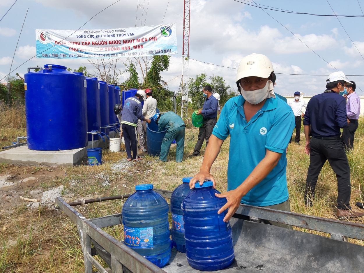 Người dân xã Biển Bạch Đông vui mừng lấy nước từ công trình cung cấp nước sạch sinh hoạt mễn phí
