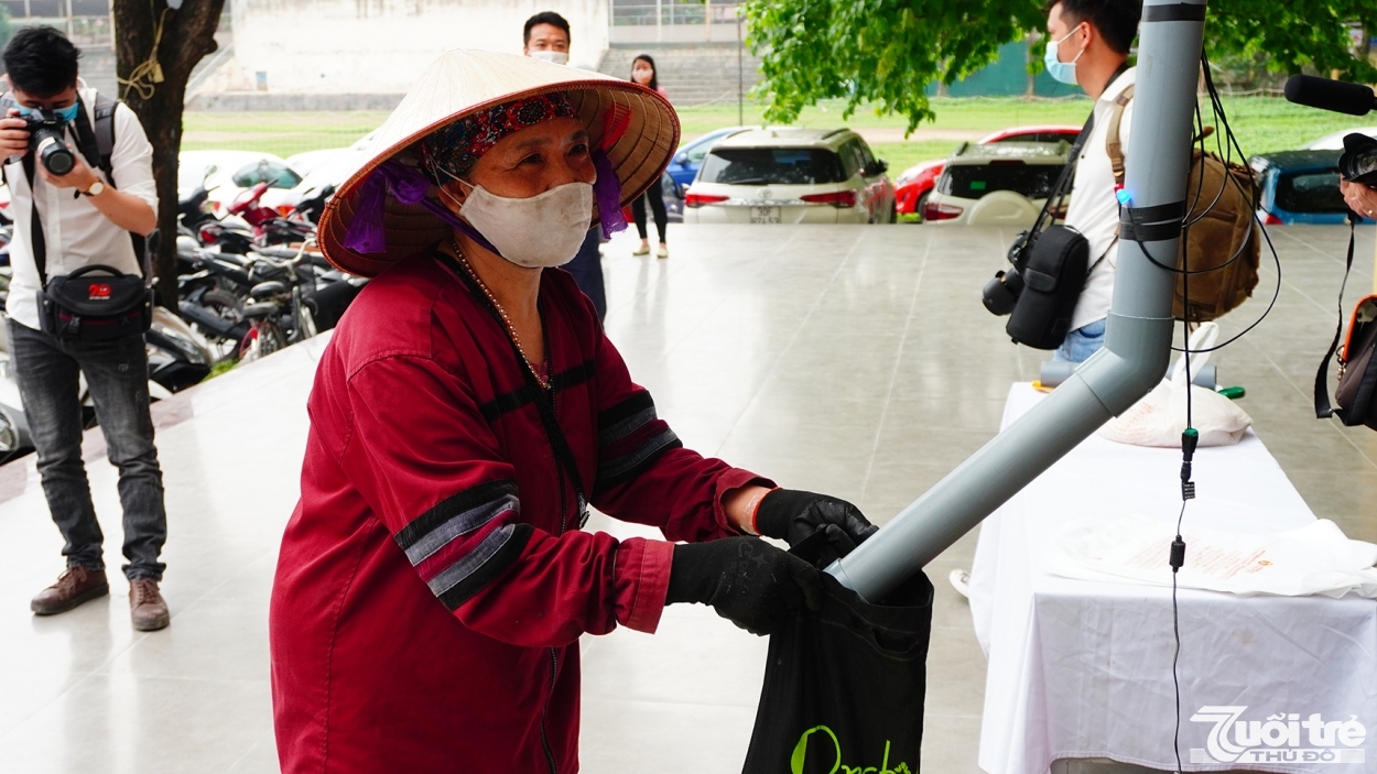 Bà Nguyễn Thị Thi, 67 tuổi nghe đài phát thanh phường Nghĩa Tân thông báo vui mừng tới nhận gạo, giúp vượt qua khó khăn trong mùa dịch này