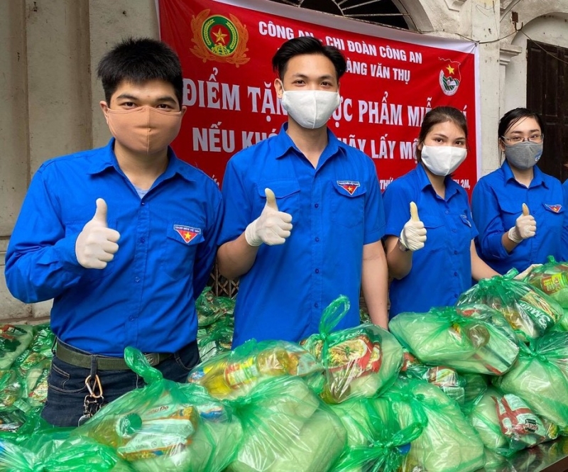 Đoàn Thanh niên phường Hoàng Văn Thụ (Hoàng Mai, Hà Nội) phát lương thực, thực phẩm hỗ trợ các hộ gia đình có hoàn cảnh khó khăn và mất việc do dịch bệnh