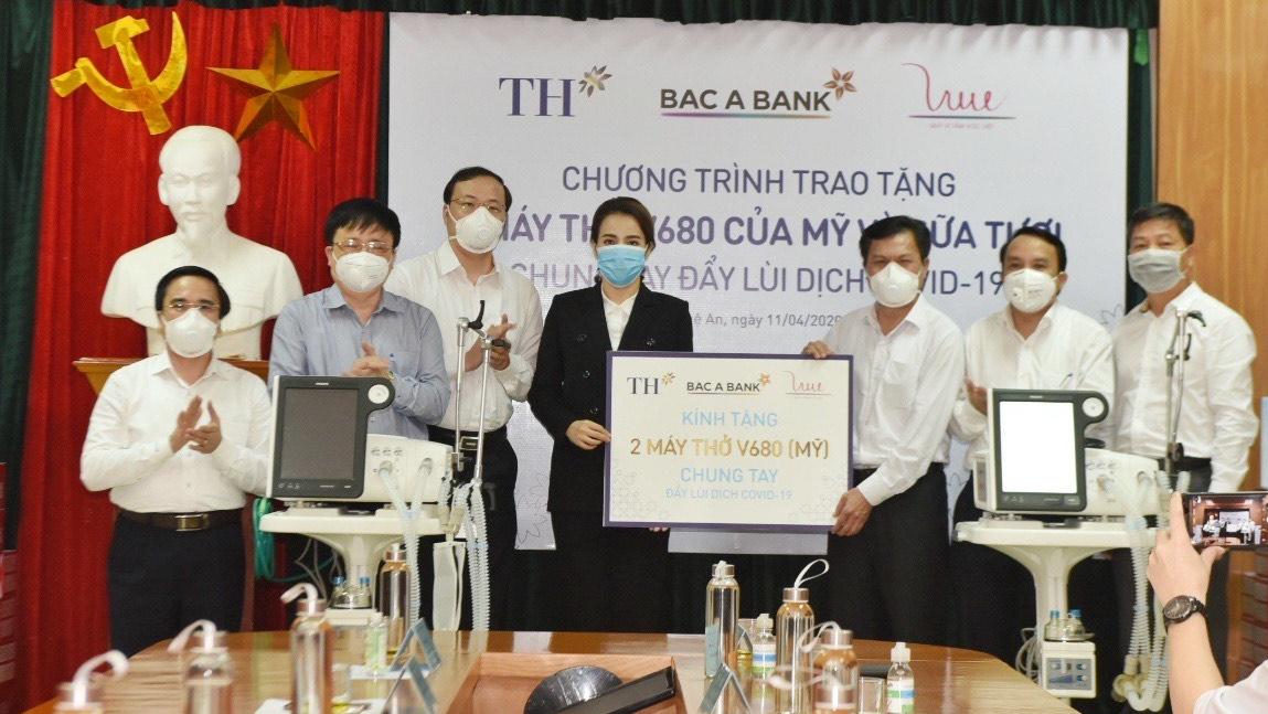 Tập đoàn TH và BAC A BANK tặng máy thở, vật tư y tế cùng ngàn ly sữa giúp bác sĩ chống dịch