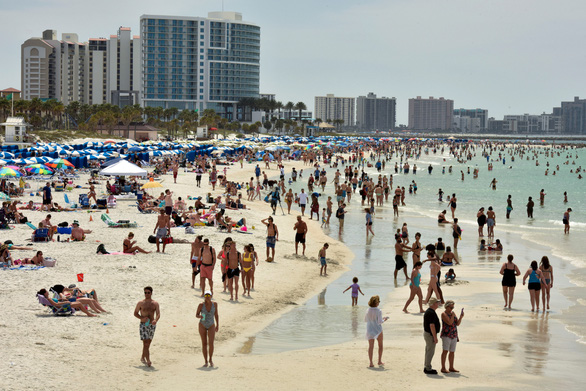 Du khách ở bãi biển Clearwater, Florida, Mỹ vào ngày 18/3 bất chấp dịch Covid-19 (Ảnh: Reuters)