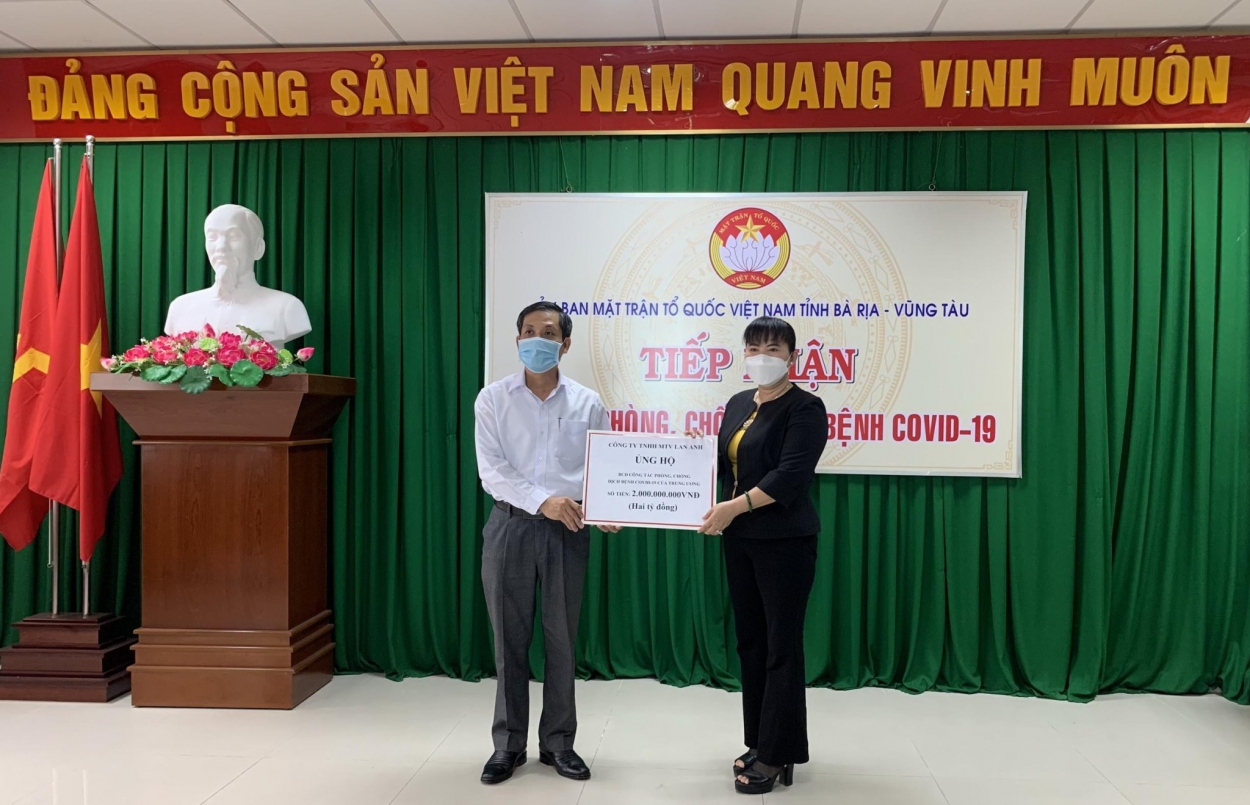 Doanh nhân Nguyễn Nam Phương đã ủng hộ 2 tỷ đồng gửi tới Ban Chỉ đạo Công tác phòng chống dịch bệnh Covid-19 của Trung ương thông qua UBMTTQ Việt Nam