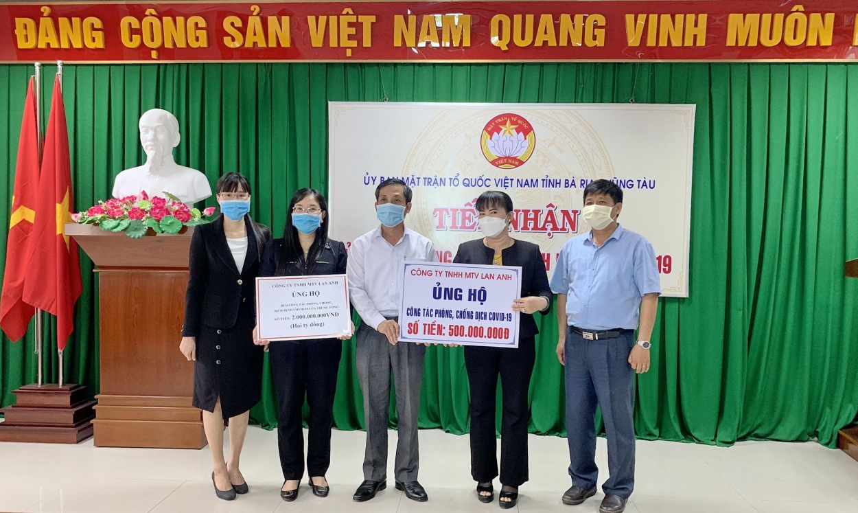Doanh nhân Nguyễn Nam Phương trao 500 triệu đồng ủng hộ cho công tác phòng chống dịch bệnh Covid-19 tại tỉnh Bà Rịa - Vũng Tàu thông qua UBMTTQ Việt Nam tỉnh