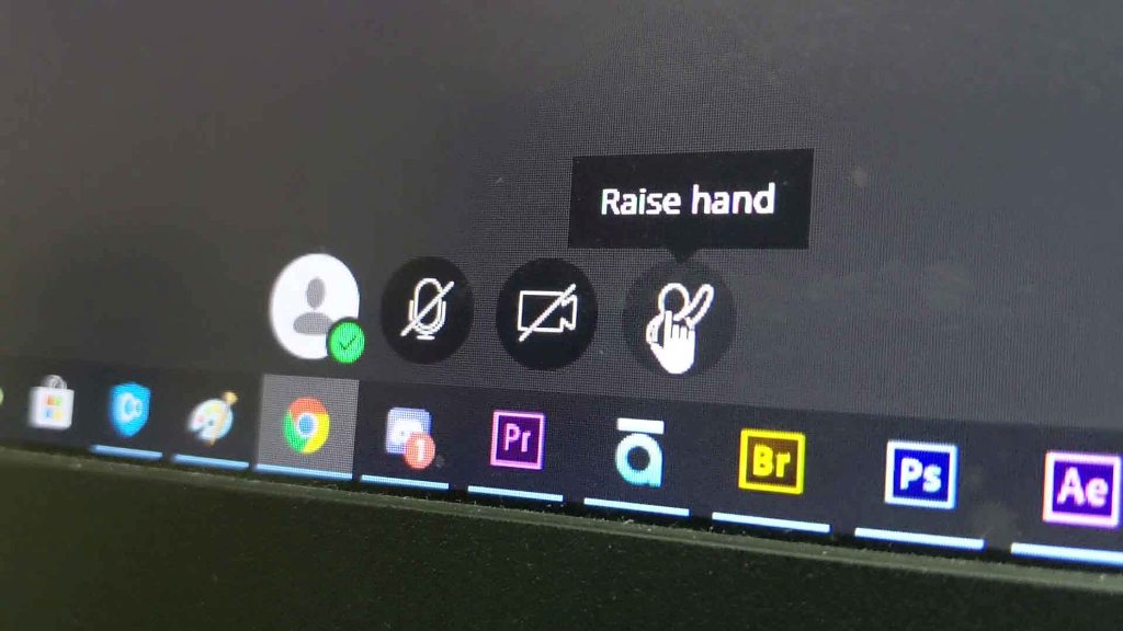 Các nền tảng học trực tuyến hiện đại thường bao gồm nhiều chức năng mô phỏng lớp học trực tiếp, như giơ tay phát biểu, thảo luận nhóm...