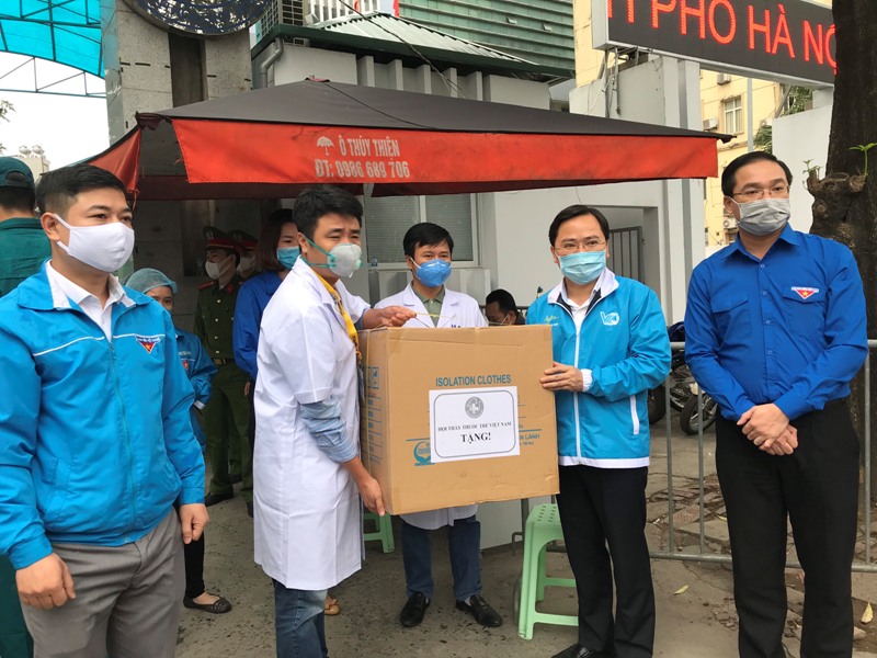 Quà của Đoàn “tiếp sức” y, bác sĩ, sinh viên, lao động nghèo chống dịch