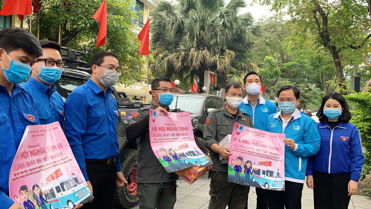 Đồng chí Nguyễn Anh Tuấn, Bí thư Thường trực Trung ương Đoàn, Chủ tịch Trung ương Hội LHTN Việt Nam; đồng chí Nguyễn Ngọc Việt, UVTV Trung ương Đoàn, Thành ủy viên, Bí thư Thành đoàn Hà Nội và các đồng chí Thường trực Thành đoàn Hà Nội trao bộ nhận diện chương trình