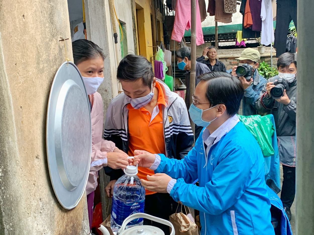 Đồng chí Nguyễn Anh Tuấn, Bí thư Thường trực Trung ương Đoàn, Chủ tịch Trung ương Hội LHTN Việt Nam trao quà tặng,