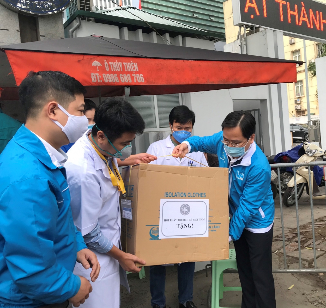 Đồng chí Nguyễn Anh Tuấn, Bí thư Thường trực Trung ương Đoàn, Chủ tịch Trung ương Hội LHTN Việt Nam trao quà tặng đội ngũ y, bác sĩ Bệnh viện Thận Hà Nội
