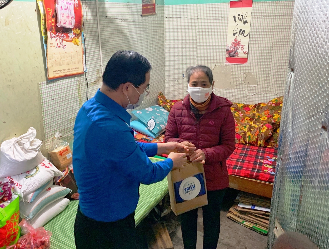 Bí thư Thành đoàn Hà Nội trao quà tới bệnh nhân khó khăn tại xóm chạy thận