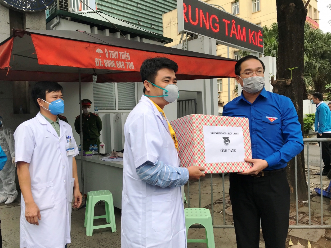Những món quà nhỏ mang tình cảm lớn của tuổi trẻ Thủ đô