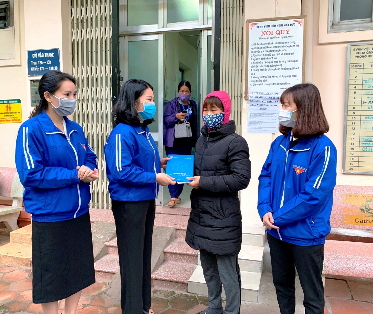 Đồng chí Chu Hồng Minh, UVBCH Trung ương Đoàn, Phó Bí thư Thường trực Thành đoàn, Chủ tịch Hội Sinh viên Việt Nam thành phố Hà Nội trao quà và động viên gia đình tình nguyện viên