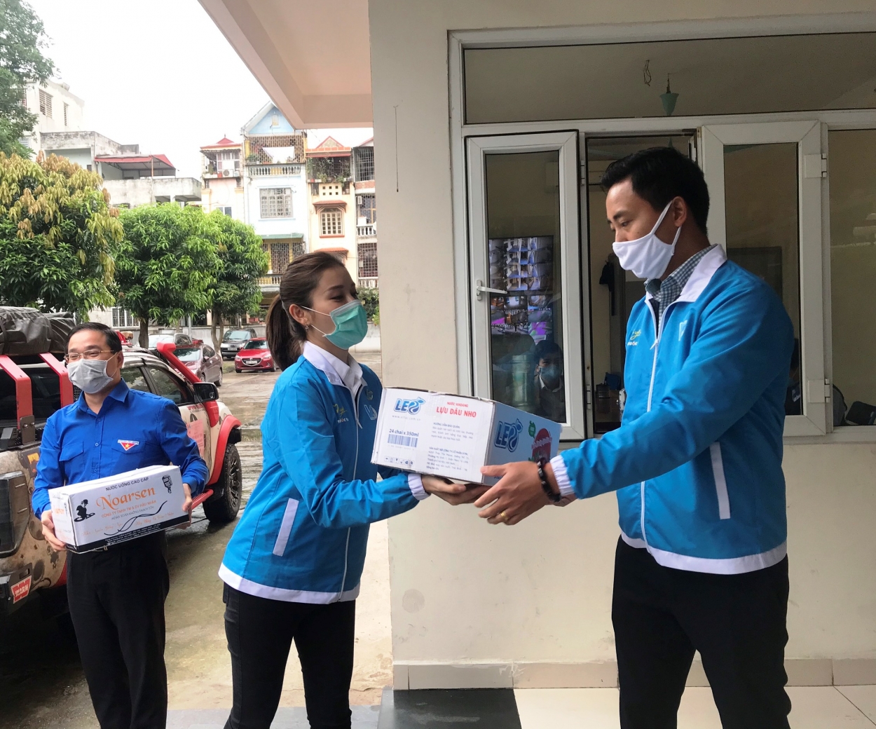 Các đồng chí Thường trực Thành đoàn và Á hậu Huyền My chuyển nhiều phần quà tặng các bạn sinh viên