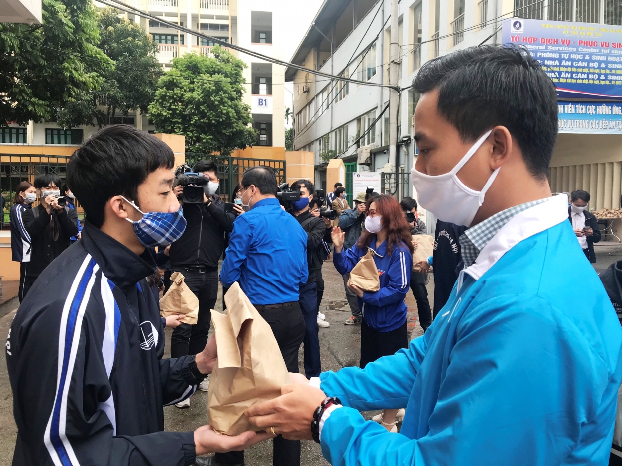 Đồng chí Nguyễn Đức Tiến, Phó Bí thư Thành đoàn, Chủ tịch Hội LHTN thành phố Hà Nội trao suất ăn