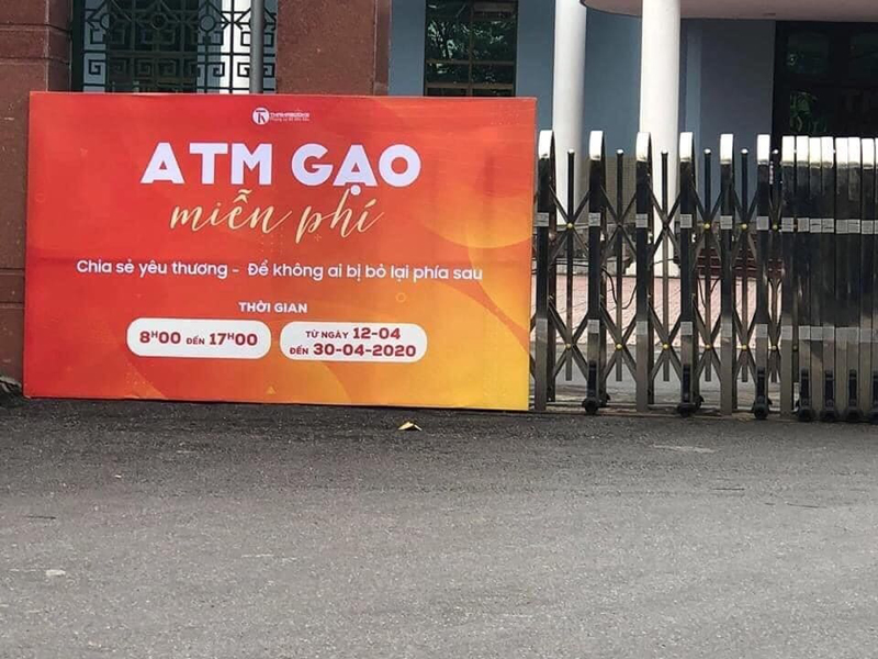 Pano thông báo cây ATM gạo miễn phí được treo tại cổng Trung tâm Văn hóa - Thể thao quận Bắc Từ Liêm (Hà Nội)