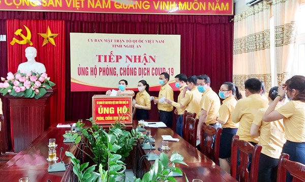 Các cán bộ, nhân viên trên địa bàn Nghệ An tham gia ủng hộ quỹ phòng chống dịch Covid-19