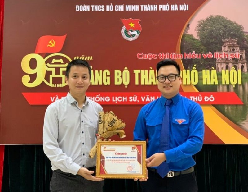 Đồng chí Trần Quang Hưng, Phó Bí thư Thành đoàn Hà Nội (bên phải) trao giải thưởng và giấy chứng nhận cho thí sinh đoạt giải tại cuộc thi tuần