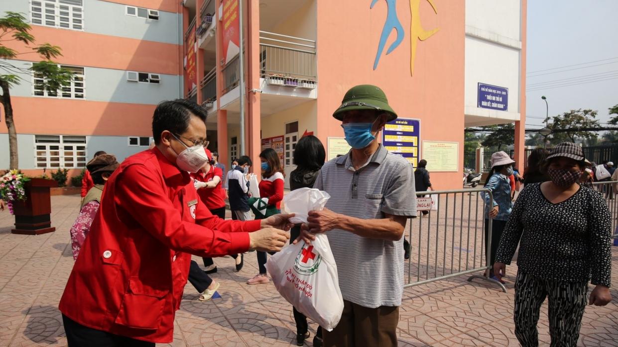 Hội Chữ thập đỏ thành phố Hà Nội phát thực phẩm miễn phí cho người dân có hoàn cảnh khó khăn