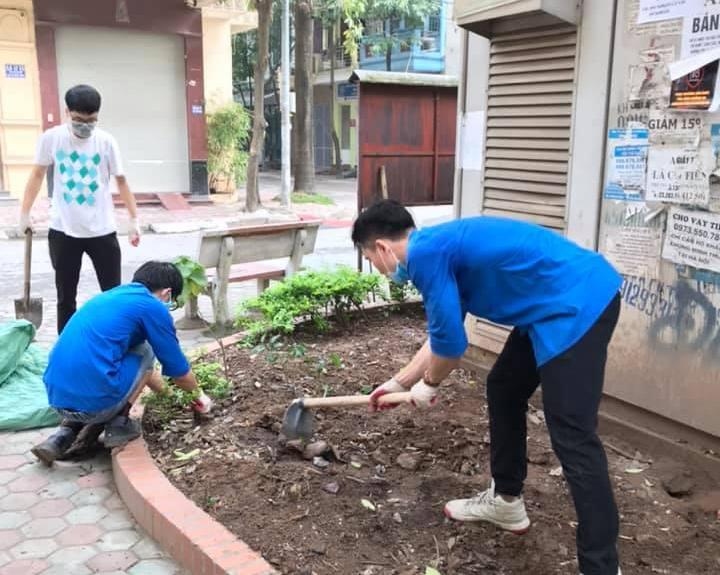 Đoàn viên, thanh niên Chi đoàn Đại Kim - Định Công 1 vệ sinh môi trường góp phần phòng chống dịch bệnh