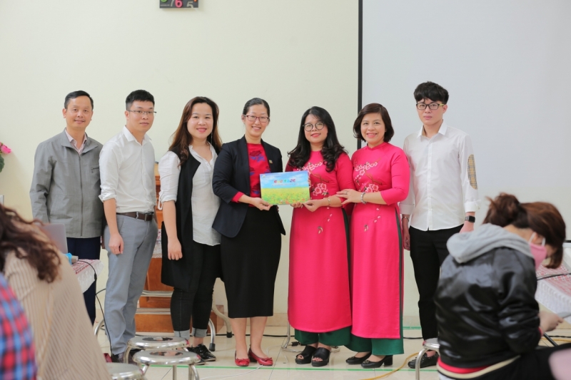 Các chuyên gia của Microsoft Việt Nam triển khai dự án tại trường THCS Nguyễn Tri Phương