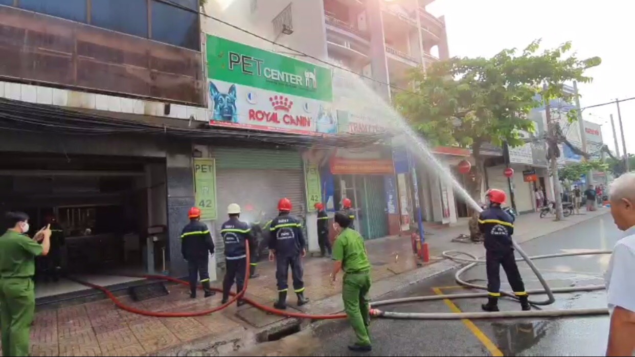 Gần 9h30 cùng ngày, lực lượng chức năng mới khống chế thành công đám cháy