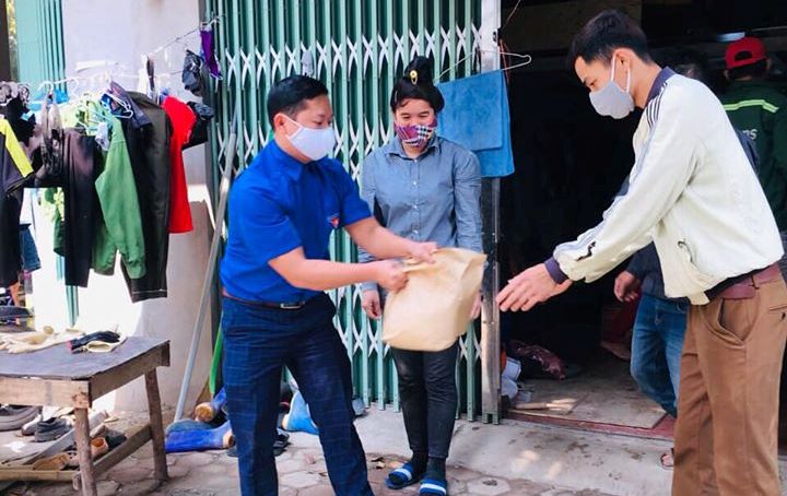 Tình cảm ấm áp gửi tặng công nhân người dân tộc thiểu số