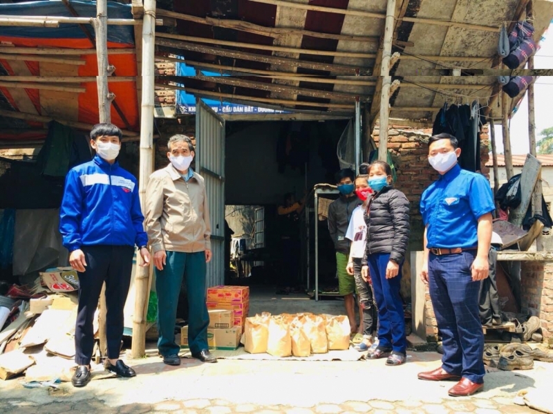 Những món quà tuy nhỏ nhưng là tình cảm của đoàn viên, thanh niên mong muốn công nhân là người dân tộc thiểu số vượt qua khó khăn