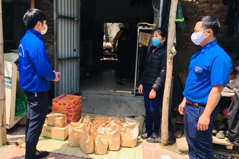 Ngoài tặng quà, đoàn viên, thanh niên cũng tuyên truyền để công nhân là người dân tộc thiểu số nâng cao ý thức phòng chống dịch bệnh