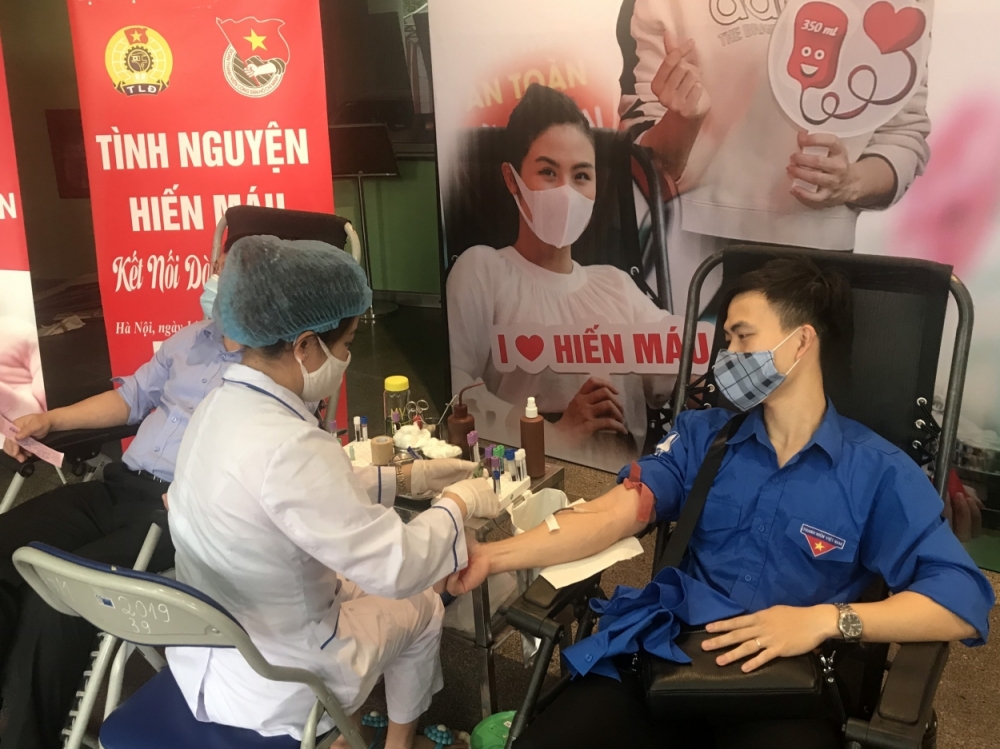 Thanh niên hiến máu tình nguyện tại chương trình