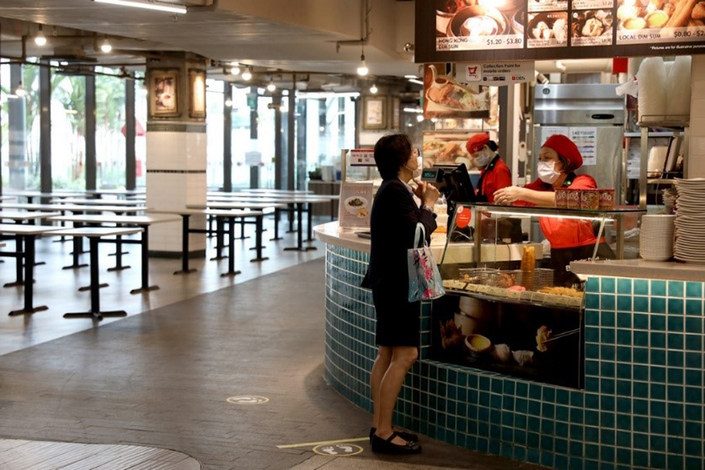 Một nữ thực khách đang đặt món mang về tại trung tâm mua sắm Jem, là một phần của các biện pháp giãn cách xã hội, việc dùng món ăn tại chỗ đã bị đình chỉ tạm thời