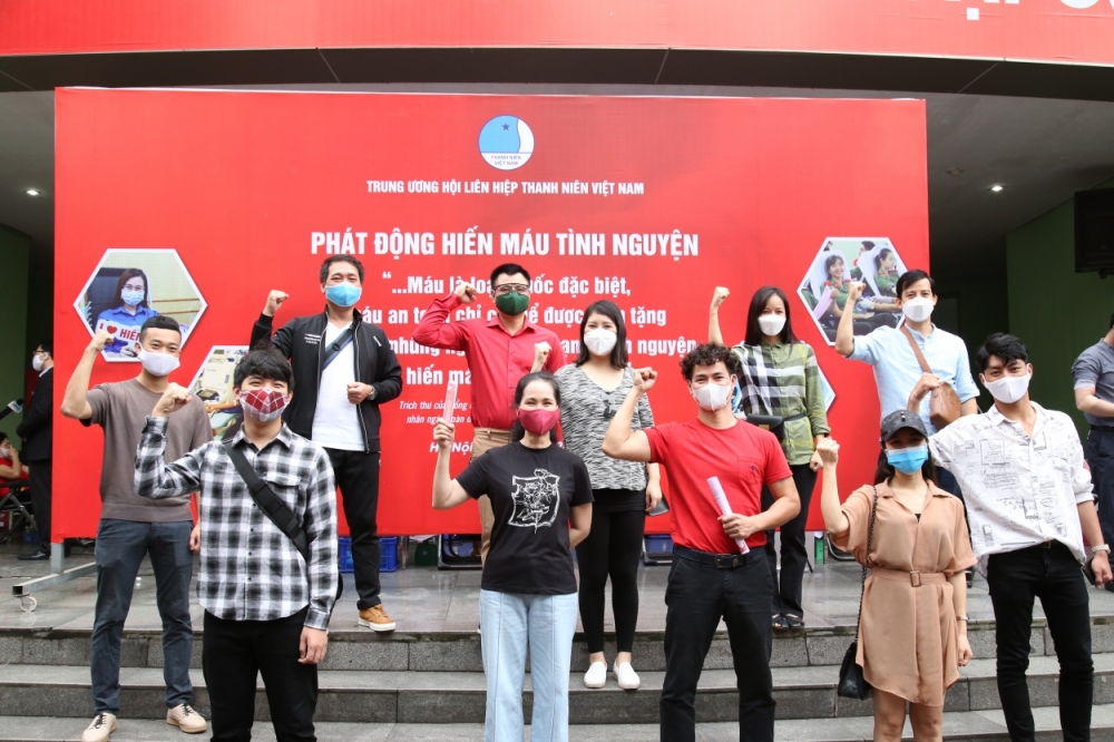 NSND Lan Hương, NSND Tự Long cùng NSƯT Xuân Bắc và các bạn trẻ thể hiện tinh thần tình nguyện hiến máu cứu người