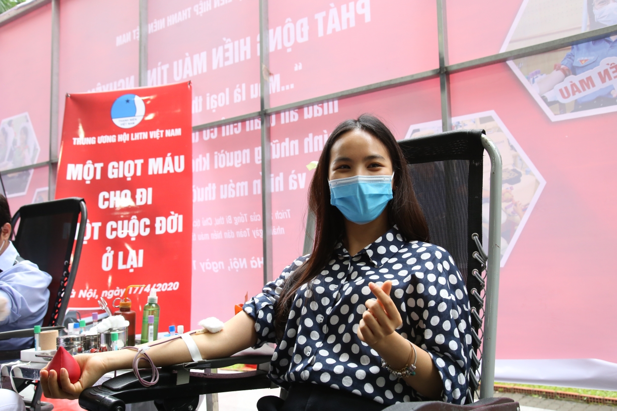 Á khôi cuộc thi Hoa khôi sinh viên Việt Nam 2017 Nguyễn Thị Quỳnh Nga hiến máu tình nguyện